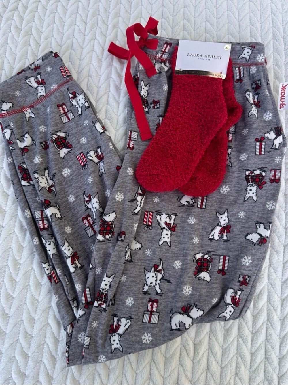 Laura Ashley Christmas Dog Jogger Pajamas with Fuzzy Socks Set XL